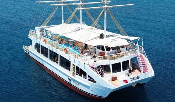 THE deluxe catamaran – picture 2